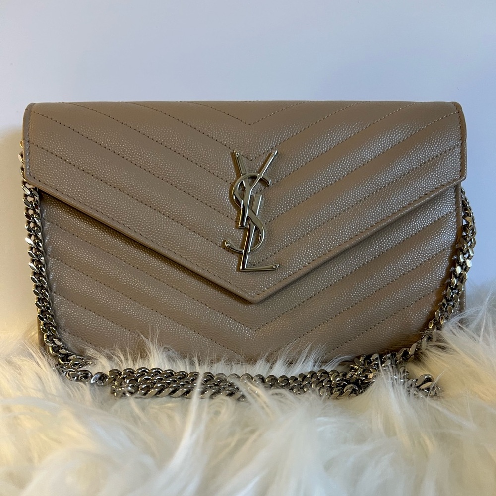 CLASSIC CASSANDRE CHAIN WALLET IN GRAIN DE POUDRE LEATHER DARK BEIGE